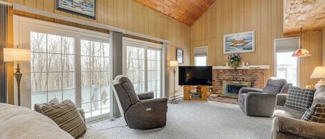 Talo (3 Bedrooms) | Oleskelualue | Televisio, takka