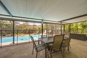 สระว่ายน้ำกลางแจ้ง