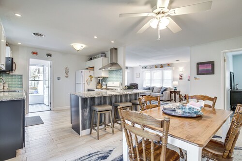 4 Mi to Beaches: Pet-friendly Berlin Home!