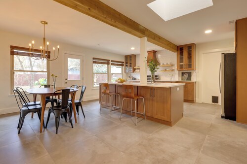 6 Mi to Dtwn Austin: Home w/ Screened Porch & Yard