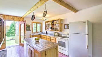 House (2 Bedrooms) | Private kitchen | Microwave, oven, stovetop, dishwasher