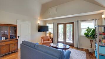 House (2 Bedrooms) | Living area | TV, books