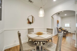 Interior - Cocktail Pool! Fredericksburg Bungalow By Main St (Fredericksburg)