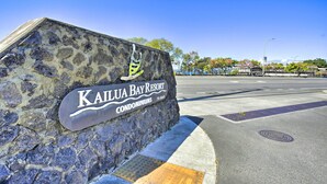 Ein Schild aus Stein für das Kailua Bay Resort mit einer Kontaktnummer.