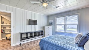 A bedroom with a bed, a TV mounted on the wall, a ceiling fan, and a window with blinds. - Tuscaloosa House 2 Mi to Coleman Coliseum! (Tuscaloosa)