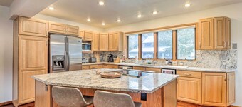 Bright Eagle-vail Escape w/ Deck + Mtn Views!