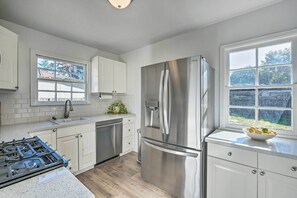 House (2 Bedrooms) | Private kitchen | Cookware/dishes/utensils, paper towels - Cozy West Sacramento Getaway w/ Private Yard! (West Sacramento)