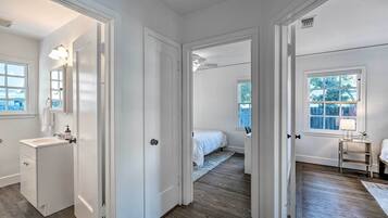 2 phòng ngủ, bàn, khu vực làm việc phù hợp cho laptop