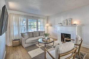 House (2 Bedrooms) | Living area