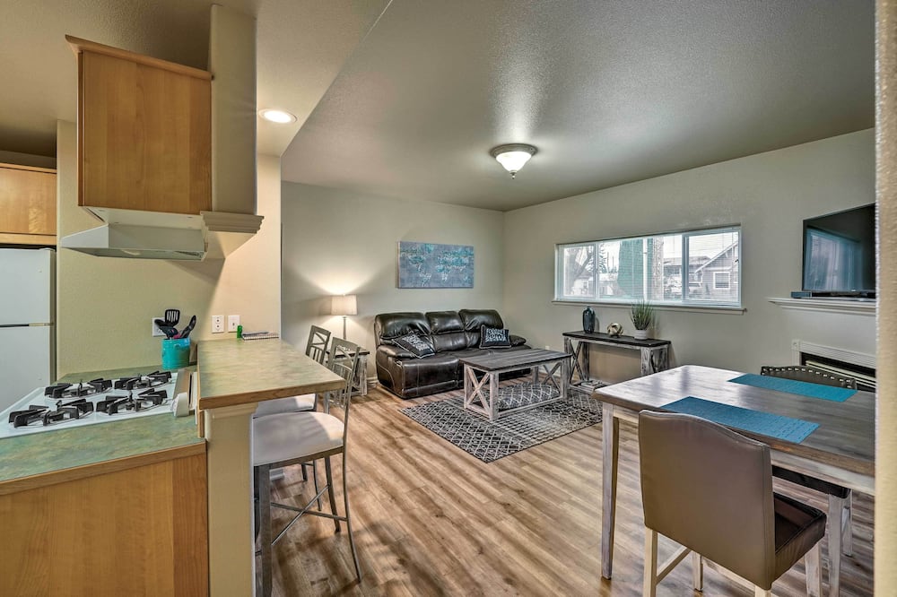 Central Apt: Private Fireplace & Patio Access - Shelter Bay, WA