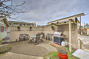 Apartment (1 Bedroom) | Interior - Central Apt: Private Fireplace & Patio Access (Anacortes)