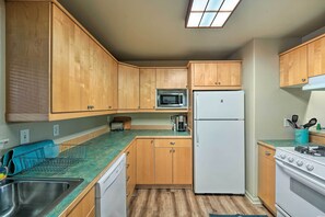 Interior - Central Apt: Private Fireplace & Patio Access (Anacortes)