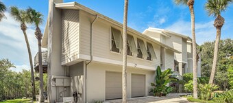 Pet-friendly New Smyrna Apartment: Walk to Beach!