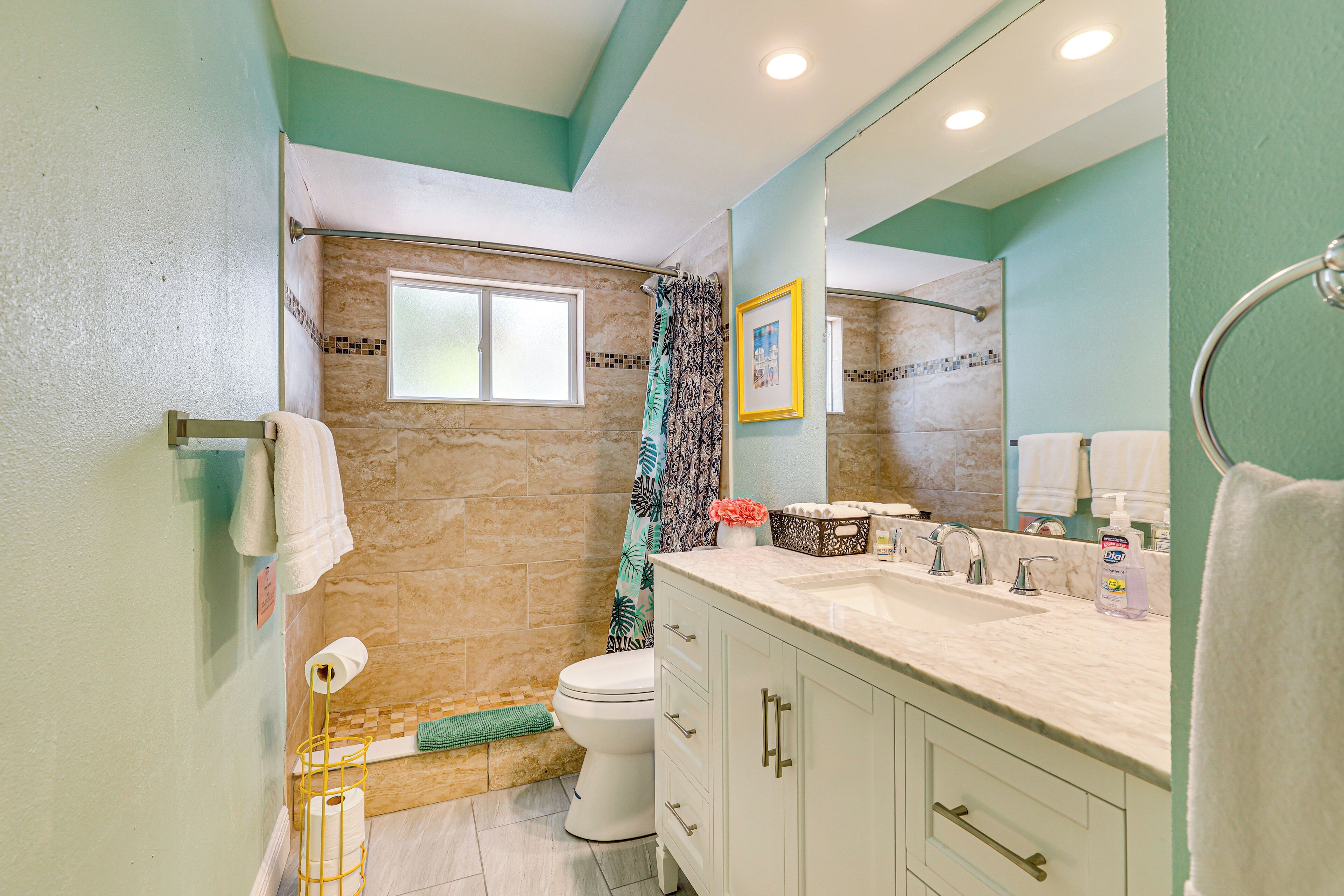 Une salle de bain comprenant des toilettes, un lavabo et un espace douche.