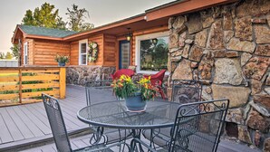 Outdoor dining - Cozy Grove Home < 2 Mi to Grand Lake Boating (Grove)