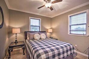 4 bedrooms, bed sheets - Cozy Grove Home < 2 Mi to Grand Lake Boating (Grove)