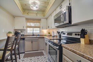 House (3 Bedrooms) | Interior - Largo Vacation Rental Home w/ Large Yard! (Largo)