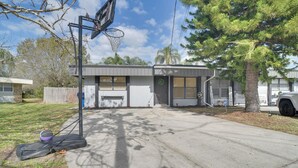 A residential building with a basketball hoop, a driveway, and a tree. - Largo Vacation Rental Home w/ Large Yard! (Largo)
