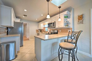 Maison (3 Bedrooms) | Cuisine privée | Four à micro-ondes, lave-vaisselle, mélangeur, vaisselle et ustensiles