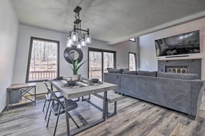 TV, fireplace, video-game console, iPod dock - Tobyhanna Family Escape w/ Community Perks! (Tobyhanna)