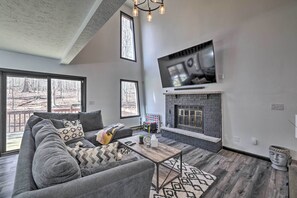 Living area - Tobyhanna Family Escape w/ Community Perks! (Tobyhanna)