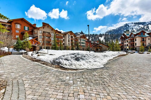 Ski-in/ski-out Solitude Condo w/ Rooftop Hot Tub!