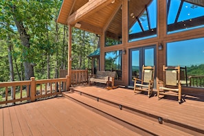 Interior - Peaceful Cabin w/ Deck + Scenic Mtn Views! (Melbourne)