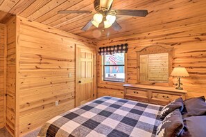 Interior - Peaceful Cabin w/ Deck + Scenic Mtn Views! (Melbourne)