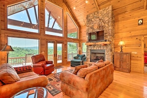 Interior - Peaceful Cabin w/ Deck + Scenic Mtn Views! (Melbourne)