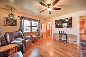 Living area - 'the Blue Tub' in Downtown Fredericksburg! (Fredericksburg)