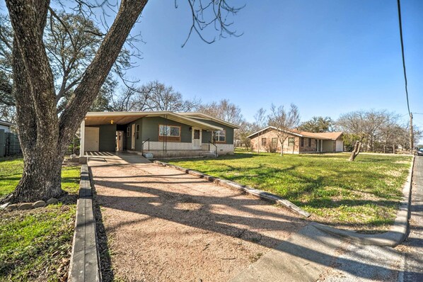 A single-story house with a front porch, a driveway, and a lawn. - 'the Blue Tub' Fredericksburg Home Near Main St (Fredericksburg)