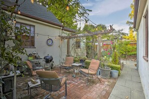 Cottage (1 Bedroom) | Interior - Updated Menlo Park English Tudor Garden Cottage! (Menlo Park)