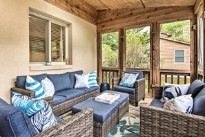 Apartment (4 Bedrooms) | Living area