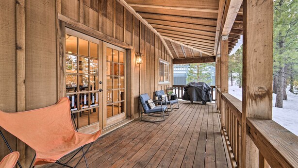 Eine Holzterrasse mit Sitzgelegenheiten und einem überdachten Bereich.