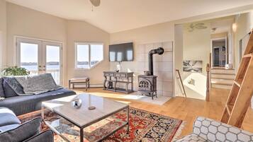 House (4 Bedrooms) | Living area | TV, fireplace, books