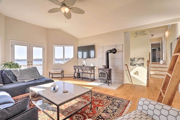 House (4 Bedrooms) | Living area | TV, fireplace, books