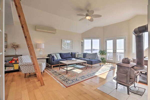 Kayaks, Deck & Pond Access: Rhode Island Retreat! - Moonstone Beach Road, RI