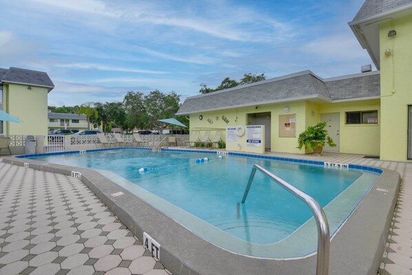 Apartment (2 Bedrooms) | Pool | Outdoor pool - Siesta Key Condo w/ Heated Pool < 1 Mi to Beach (Siesta Key)