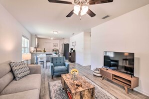 Living area - Magnolia Springs Cottage ~ 16 Mi to Beaches! (Magnolia Springs)