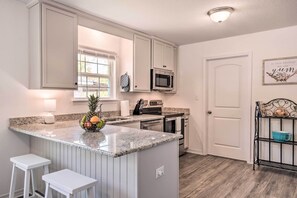 Microwave, oven, stovetop, dishwasher - Magnolia Springs Cottage ~ 16 Mi to Beaches! (Magnolia Springs)