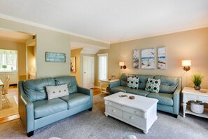 TV, fireplace, books - Hilton Head Resort Condo w/ Pool Access! (Hilton Head Island)