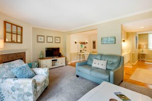 TV, fireplace, books - Hilton Head Resort Condo w/ Pool Access! (Hilton Head Island)