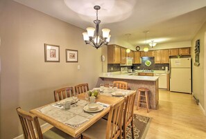 Apartment (2 Bedrooms) | Interior - Lincoln Resort Condo w/ Pool Access - Near Hiking! (Lincoln)