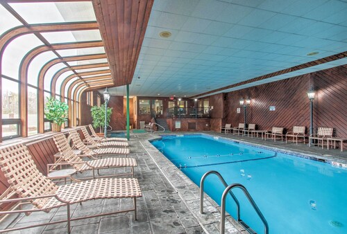 Lincoln Resort Condo w/ Pool Access - Near Hiking!