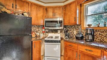 House (3 Bedrooms) | Private kitchen | Microwave, oven, stovetop, coffee grinder