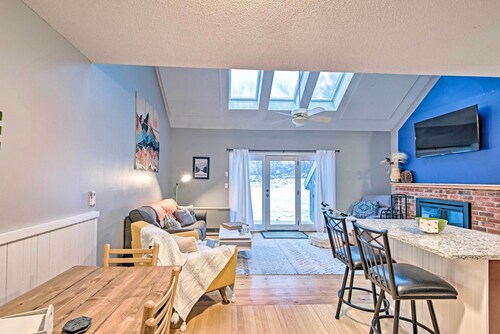 Ski-in/ski-out Tenney Mountain Condo w/ Fireplace!