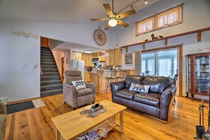 TV, fireplace - Cozy Tobyhanna Home w/ Community Amenities! (Tobyhanna)