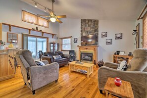 House (3 Bedrooms) | Living area | TV, fireplace - Cozy Tobyhanna Home w/ Community Amenities! (Tobyhanna)