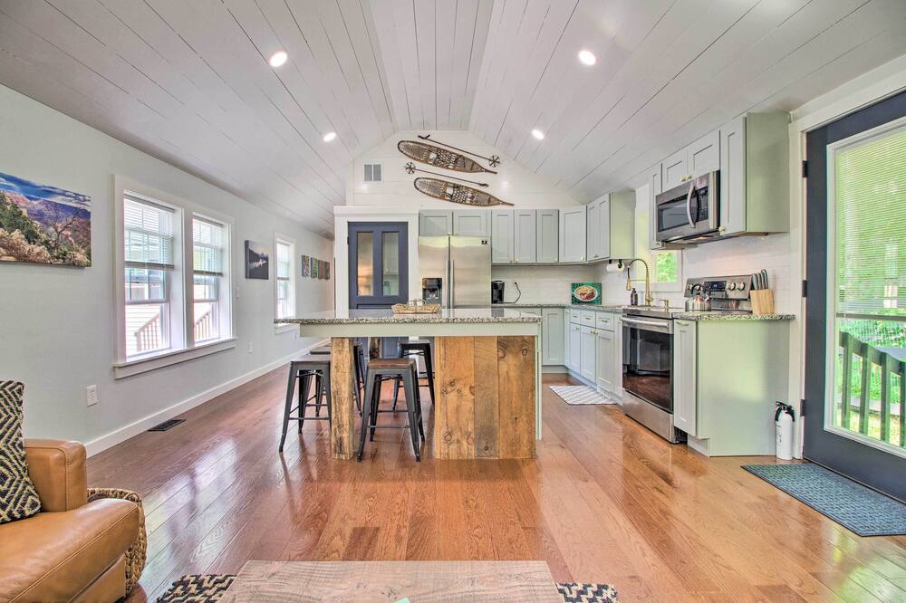 Stylish Mountain Home Near Ski, Golf + Manchester! - Bromley Village, VT