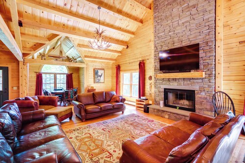 4 Mi to Mount Snow: West Dover Cabin w/ Game Room